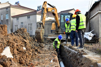 句容開(kāi)發(fā)區(qū)加快農(nóng)村污水無(wú)害化治理項(xiàng)目建設(shè)